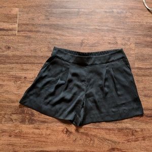 Loft black pleated short